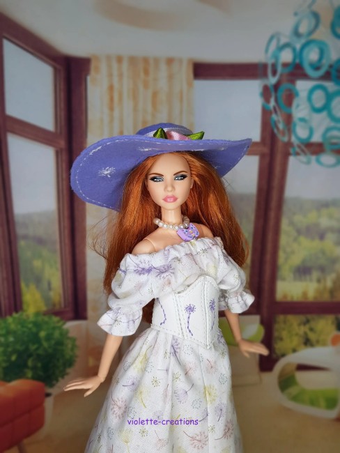 Robe longue romantique avec chapeau violet pour poupée type Barbie Robe longue romantique avec corset blanc et chapeau violet pour poupée type Barbie