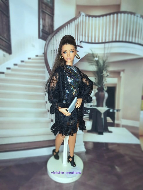 tenue robe pailletée argentée veste dentelle noire poupée type Barbie Curvy