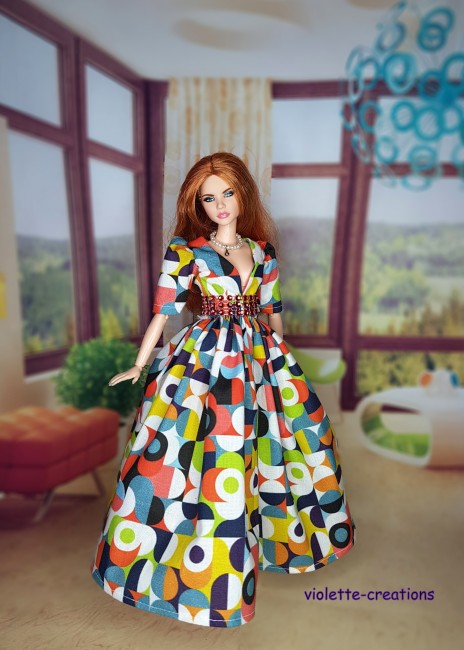 Robe Longue Graphique pour Barbie avec Strass – Élégance et Modernité Robe longue graphique pour poupée Barbie avec ceinture strassée rouge et collier perlé