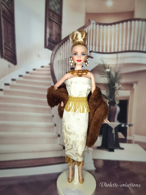 Robe de soirée glamour pour poupée Barbie – Violette-créations Poupée type Barbie portant une robe de soirée ivoire avec ceinture dorée et étole en fausse fourrure