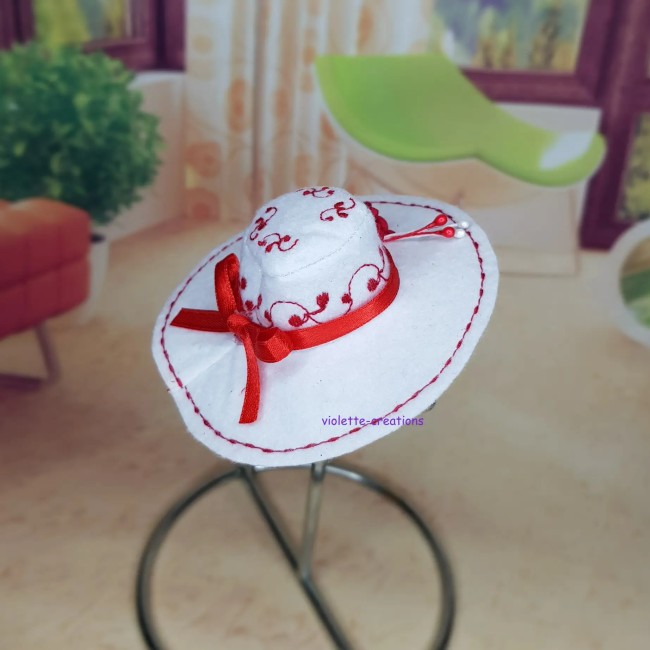 Chapeau capeline blanc miniature pour poupée Barbie avec broderies rouges, rose rouge et surpiqûres
