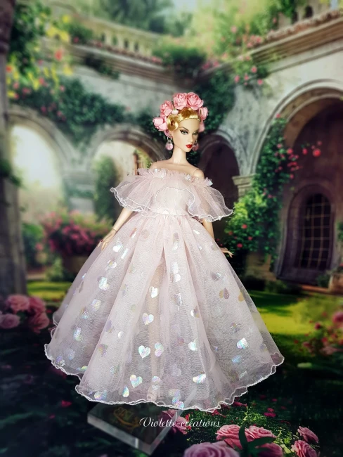 Robe de princesse rose saumon en tulle à cœurs et serre-tête fleuri sur poupée type Barbie