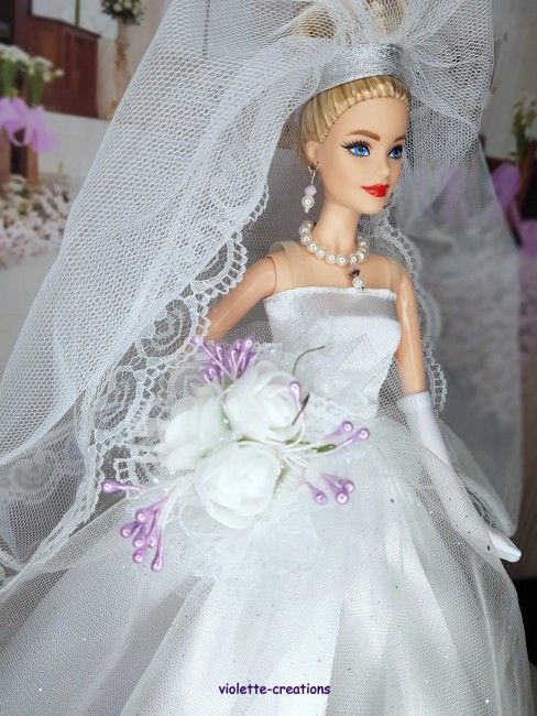 Robe de mariée artisanale pour poupée mannequin 29 cm avec voile en dentelle, collier, boucles d’oreilles et gants – violette-créations