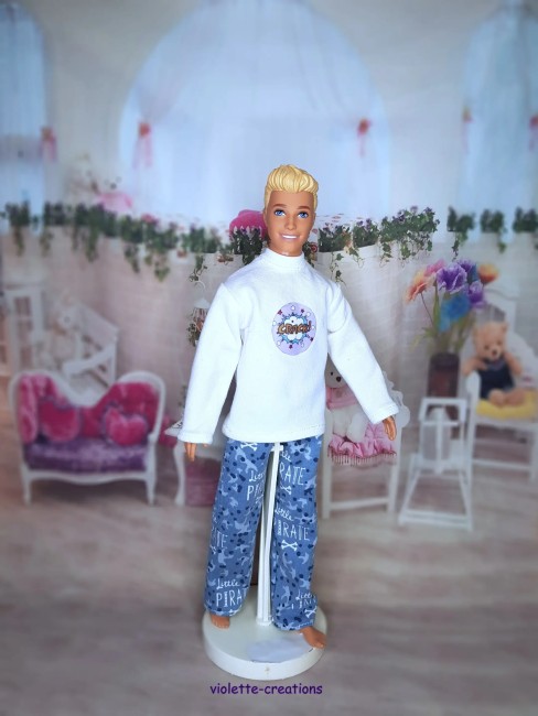Pyjama en jersey pour poupée Ken, haut blanc motif BD et pantalon bleu imprimé pirate, création artisanale Violette-Creations 