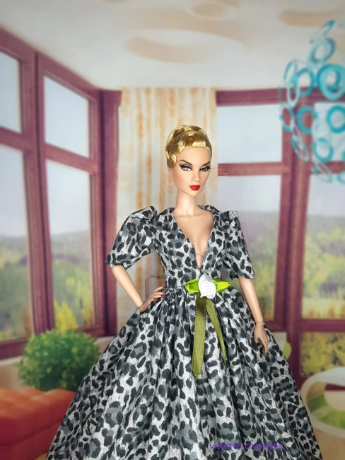 Robe de Bal Léopard Gris pour Poupée | Violette-Creations Robe de bal pour poupée type Barbie en coton imprimé léopard gris et blanc, manches bouffantes, décolleté V, décoration rose blanche et ruban vert olive à la taille, création artisanale par Violette-Creations.
