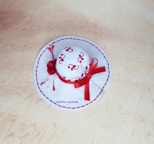 Chapeau capeline blanc miniature pour poupée Barbie avec broderies rouges, rose rouge et surpiqûres