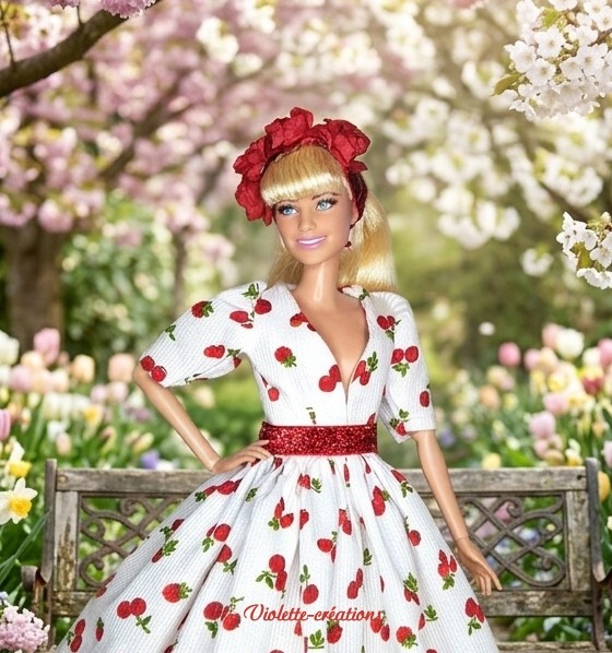 Robe longue pour poupéeRobe longue pour poupée Barbie, imprimé cerises rouges sur tissu blanc, avec ceinture scintillante et couronne de fleurs, tenue estivale élégante