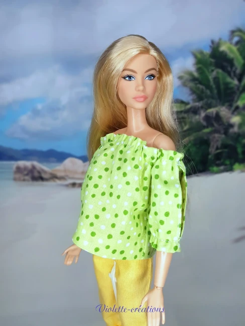 Ensemble « Citronnade FraĂźche » pour PoupĂ©e type Barbie â CrĂ©ation 100% Coton | Violette-CrĂ©ations Ensemble artisanal Violette-CrĂ©ations composĂ© d'un haut floral et d'un pantalon mauve en 100% coton pour poupĂ©e Barbie