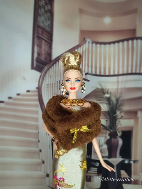 Robe sirène glamour pour poupée Barbie – Violette-créations Poupée type Barbie portant une robe sirène satinée brodée avec étole en fausse fourrure brune