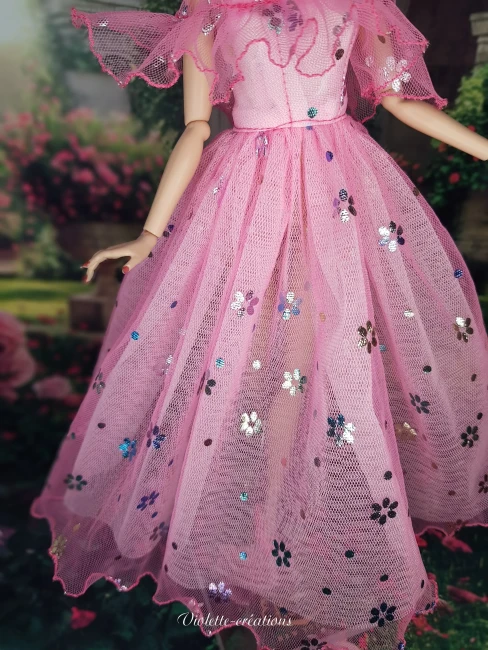 Robe-de-princesse-feerique-en-tulle-rose-fuchsia-pour-poupee-barbie (4) Robe de soirĂ©e fĂ©erique en tulle rose fuchsia pailletĂ© et serre-tĂȘte floral assorti pour poupĂ©e barbie