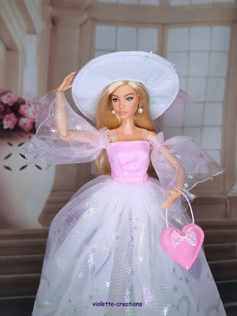 Robe de princesse rose et blanche pour poupée  Barbie. Tulle scintillant, sac cœur inclus. Disponible : robe seule, chapeau seul ou ensemble complet.