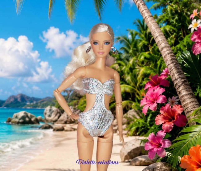 Maillot de Bain Trikini Argenté pour Poupée barbie | Fait Main Maillot de bain trikini argenté pailleté fait main pour poupée barbie sur une plage tropicale