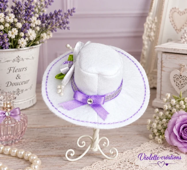 Chapeau Capeline en Feutrine Blanche avec Fleurs en Forme de Rose et Paillettes pour Poupée Barbie, Fashion Royalty Chapeau capeline en feutrine blanche orné de fleurs en forme de rose et de paillettes, conçu pour les poupées Barbie et Fashion Royalty