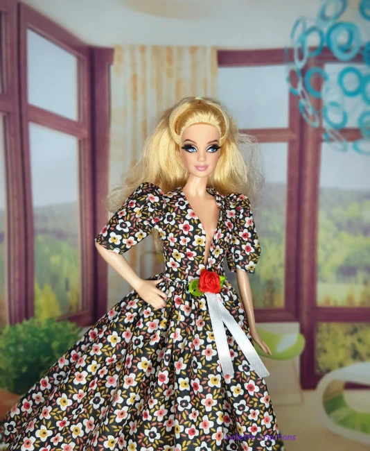 Robe Princesse Fleurie Noire et Rouge pour Poupée type Barbie | Violette-créations Robe de bal pour poupée type Barbie en coton imprimé floral noir avec petites fleurs rouges et blanches, décolleté V, rose rouge et ruban blanc à la taille, création artisanale Violette-Creations