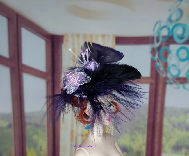 Chapeau bibi artisanal violet et noir avec plumes et perles pour poupée de collection type Barbie.