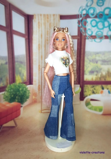 Tenue vintage poupée mannequin 29 cm – Options blouson, pantalon, t-shirt Tenue poupée mannequin 29 cm type Barbie – options : blouson fausse fourrure, pantalon patte d’eph, maillot argenté, t-shirt imprimé.