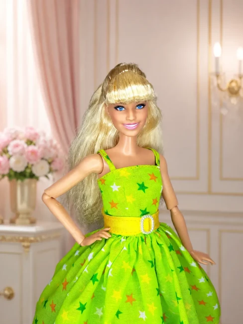 Robe Poupée Barbie Coton : Vert, Étoiles Colorées & Ceinture Robe Barbie verte étoiles multicolores ceinture jaune.