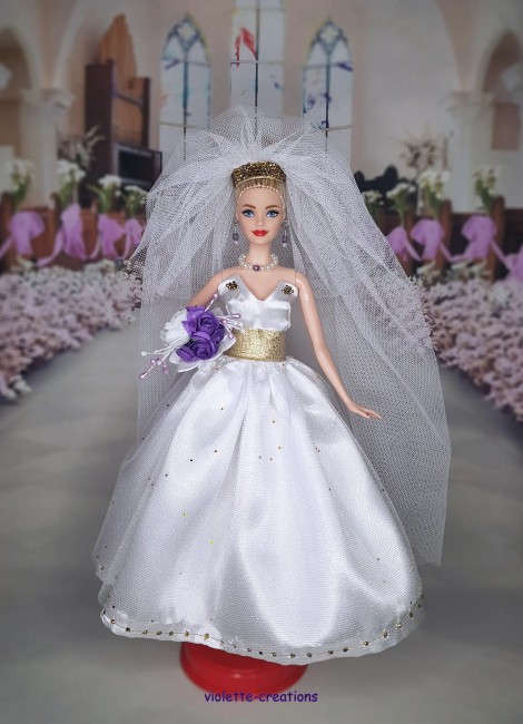 Robe de mariée artisanale blanche et dorée avec voile et bouquet pour poupée mannequin 29 cm (type Barbie) – violette-créations