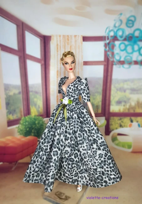 Robe de Bal Léopard Gris pour Poupée | Violette-Creations Robe de bal pour poupée type Barbie en coton imprimé léopard gris et blanc, manches bouffantes, décolleté V, décoration rose blanche et ruban vert olive à la taille, création artisanale par Violette-Creations.