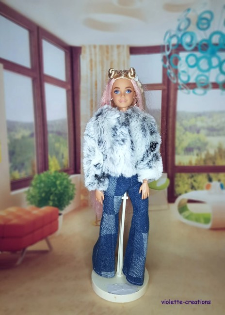 Tenue vintage poupée mannequin 29 cm – Options blouson, pantalon, t-shirt Tenue poupée mannequin 29 cm type Barbie – options : blouson fausse fourrure, pantalon patte d’eph, maillot argenté, t-shirt imprimé.