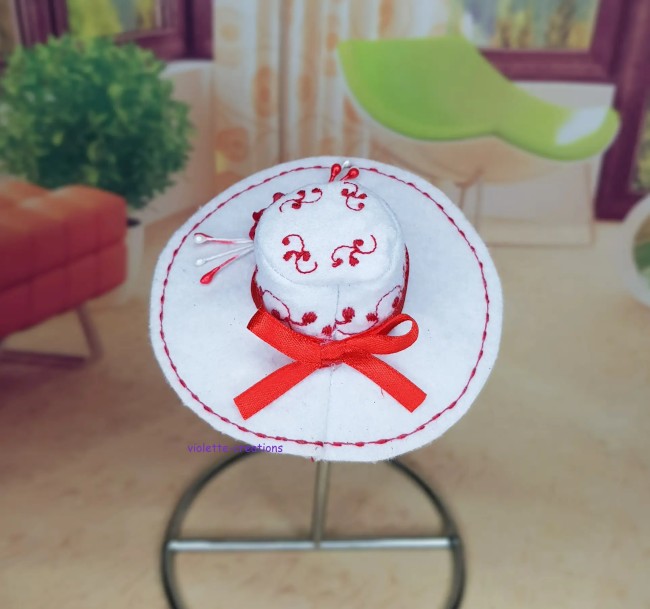 Chapeau capeline blanc miniature pour poupée Barbie avec broderies rouges, rose rouge et surpiqûres