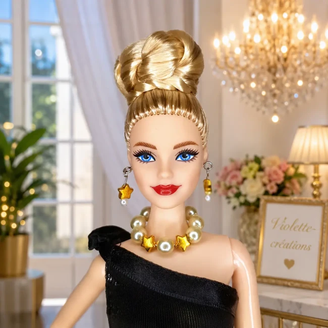 Parure de bijoux pour poupée Barbie avec collier de perles vert clair nacré, étoiles dorées et boucles d'oreilles assorties par Violette-créations.