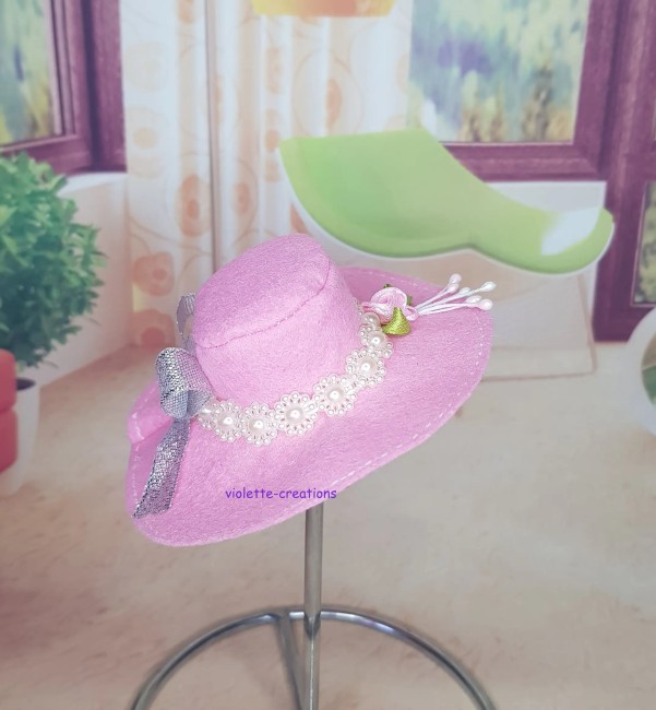chapeau feutrine rose avec rose et nœud argenté pour poupée Barbie