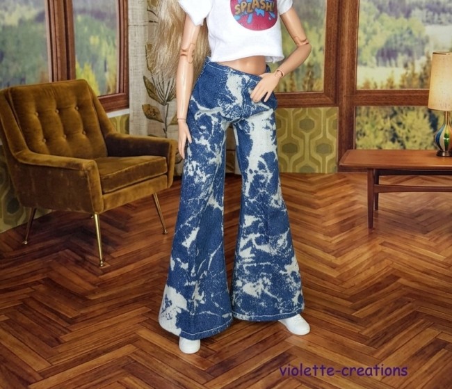 Tenue d'été pour poupée Barbie composée d'un crop top en jersey blanc avec un transfert coloré 