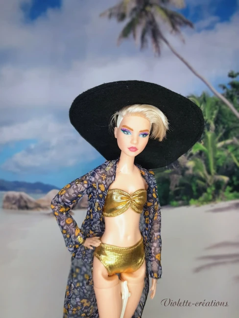 Maillot de Bain Doré & Kimono de Plage pour Poupée Mannequin type Barbie (2) Poupée mannequin type Barbie portant un maillot de bain 2 pièces doré brillant et un long kimono de plage transparent