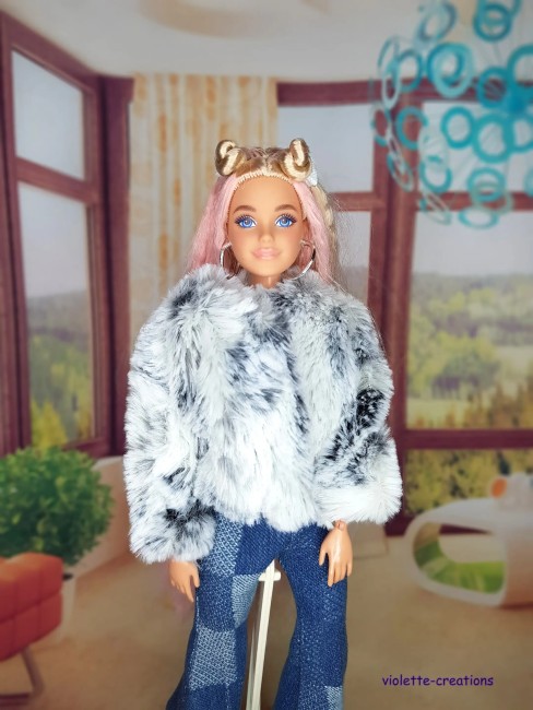 Tenue vintage poupée mannequin 29 cm – Options blouson, pantalon, t-shirt Tenue poupée mannequin 29 cm type Barbie – options : blouson fausse fourrure, pantalon patte d’eph, maillot argenté, t-shirt imprimé.