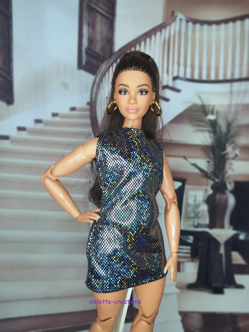 tenue robe pailletée argentée veste dentelle noire poupée type Barbie Curvy