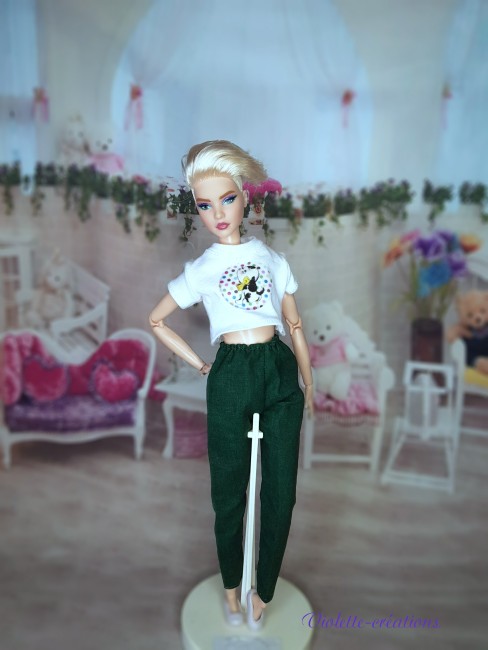 Pyjama en Coton Vert Forêt et Crop-Top pour Poupée Mannequin type barbie Pyjama en coton pour poupée type Barbie composé d'un t-shirt blanc et d'un pantalon vert foncé dans une chambre miniature