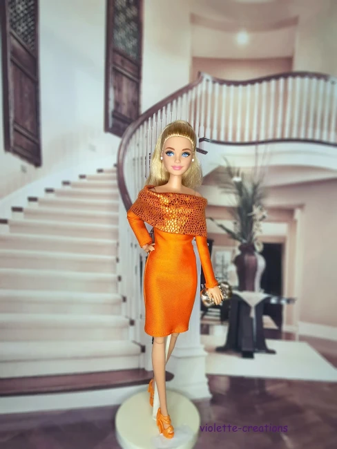 Poupée mannequin en robe de soirée orange fourreau avec bustier texturé brillant