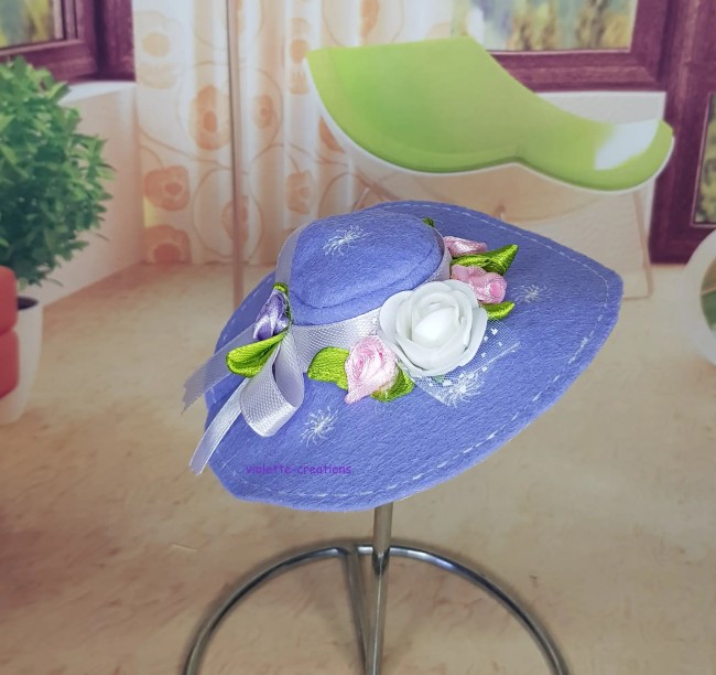 Chapeau en feutrine violet romantique – Poupée type Barbie chapeau feutrine violet avec rose et ruban pour poupée Barbie