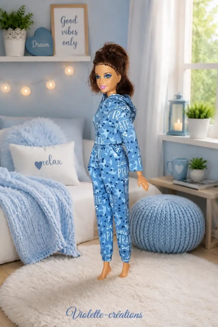 Ensemble Jogging Bleu pour Barbie : Capuche, Dessins Tendance, Confort Absolu Barbie portant un ensemble jogging bleu avec capuche, dessins tendance et confort absolu