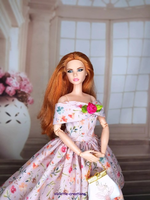 Robe fleurie en coton avec sac à main pour poupée Barbie – Violette Créations Robe fleurie en coton pour poupée Barbie avec petit sac à main assorti – création artisanale Violette Créations