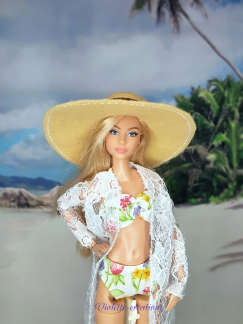 Ensemble de Plage Romantique pour PoupĂ©e Mannequin type Barbie Ensemble de plage pour poupĂ©e mannequin type barbie : maillot coton fleuri, veste dentelle et accessoire de tĂȘte en feutrine - Violette-crĂ©ations