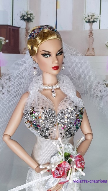 Robe de Mariée Luxe pour Poupée Integrity Toy, Fashion Royalty, - Violette-créations (5) Poupée Integrity Toys Fashion Royalty portant une robe de mariée sirène blanche à sequins avec voile, bijoux et bouquet, création artisanale Violette-Créations