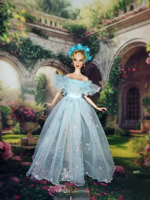 Robe-de-princesse-pour-poupee-type-barbie Robe de princesse en tulle bleu clair à flocons argentés et serre-tête fleuri pour poupée mannequin type Barbie