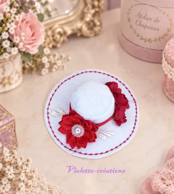 Capeline Élégante Blanche et Rouge pour Poupée Barbie – Fait Main Capeline Élégante Blanche et Rouge pour Poupée Barbie – Fait Main