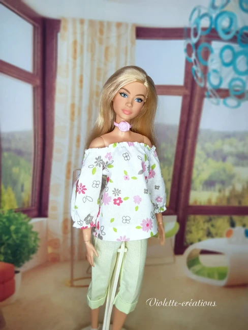 tenue-poupee-barbie-blouse-fleuri-pantacourt-vert (3) Tenue d'été fait main pour poupée type Barbie : blouse florale à épaules dénudées et pantacourt vert pastel.