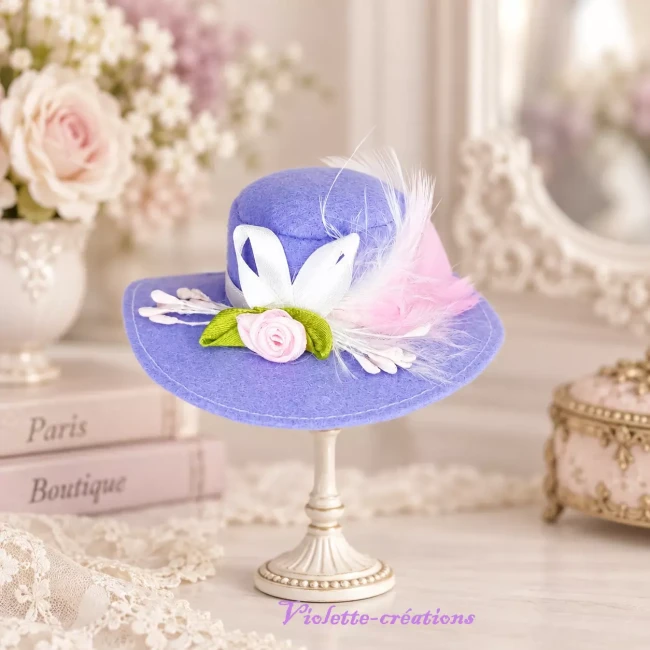 Chapeau Capeline en Feutrine Violet avec Ruban, Plume et Rose en Ruban pour Poupée Barbie, Fashion Royalty Chapeau capeline en feutrine violet avec ruban, plume et rose en ruban pour poupées Barbie et Fashion Royalty