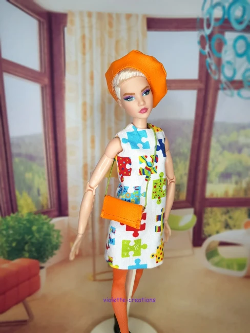 Tenue poupée mannequin robe blanche motif pièces de puzzle colorées avec béret orange