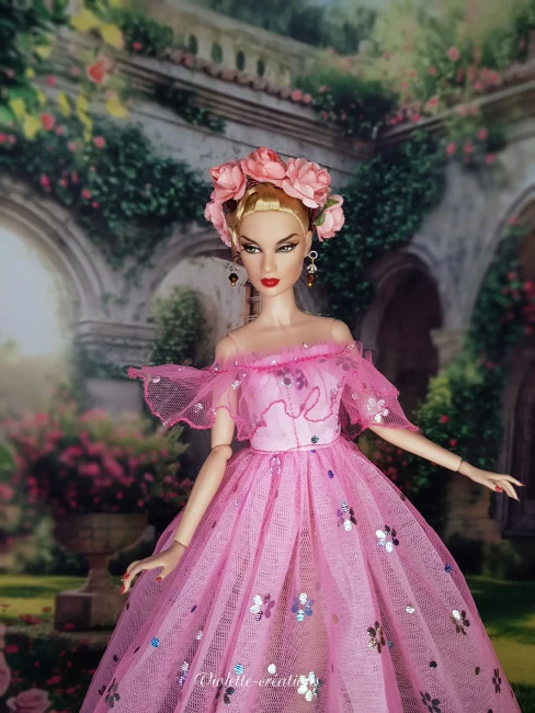 Robe-de-princesse-feerique-en-tulle-rose-fuchsia-pour-poupee-barbie (3) Robe de soirĂ©e fĂ©erique en tulle rose fuchsia pailletĂ© et serre-tĂȘte floral assorti pour poupĂ©e barbie
