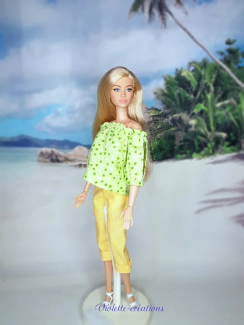 Ensemble « Citronnade FraĂźche » pour PoupĂ©e type Barbie â CrĂ©ation 100% Coton | Violette-CrĂ©ations Ensemble artisanal Violette-CrĂ©ations composĂ© d'un haut floral et d'un pantalon mauve en 100% coton pour poupĂ©e Barbie