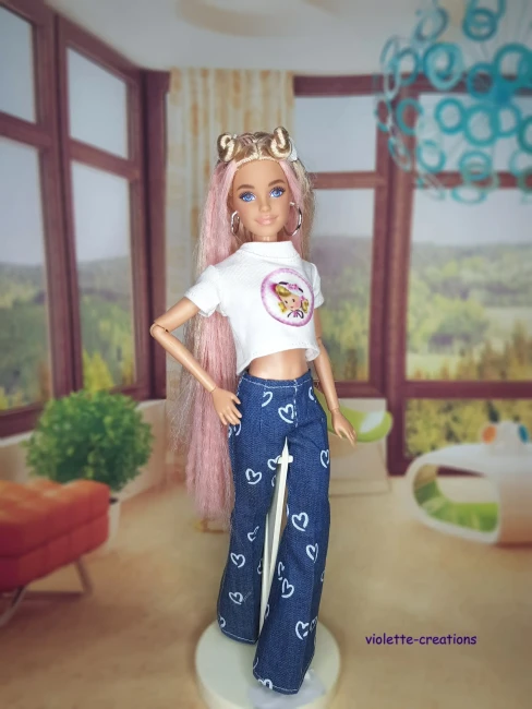 Tenue vintage pour poupée mannequin 29 cm type Barbie. pantalon rétrot-shirt imprimé. Créations artisanales.