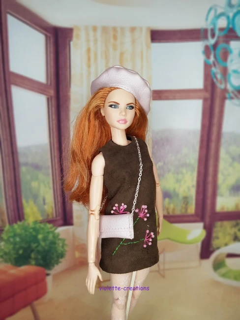 Tenue poupée barbie robe suédine marron avec broderie fleurs rose et béret simili cuir métallisé