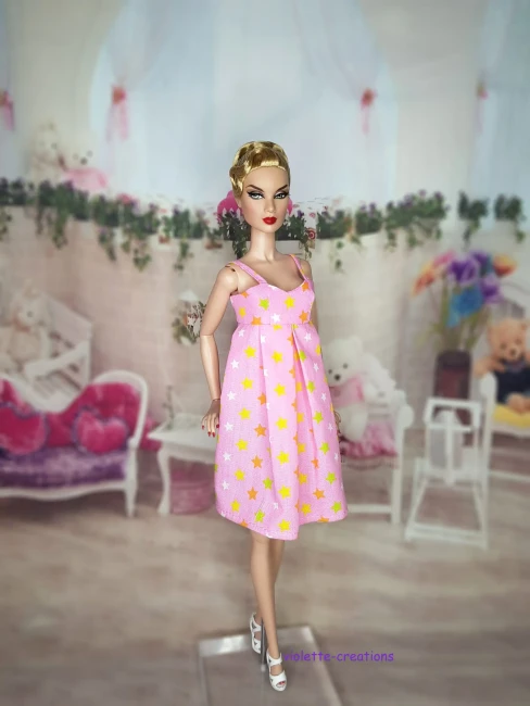 Chemise de nuit rose à bretelles avec imprimé étoiles pour poupée Barbie, création en coton.