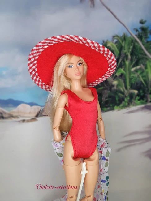 Maillot de bain 1 pièce lycra rouge & Kimono pour poupée mannequin type barbie (4) vêtements poupée mannequin maillot bain rouge lycra chapeau feutrine kimono de plage motifs colorés style Barbie