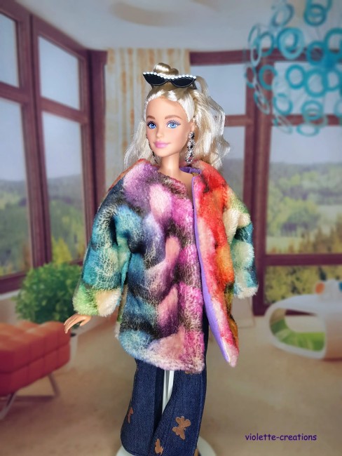 Tenue complète pour poupée Barbie: pantalon pattes d’eph, t-shirt blanc, manteau fausse fourrure et maillot de bain doré.